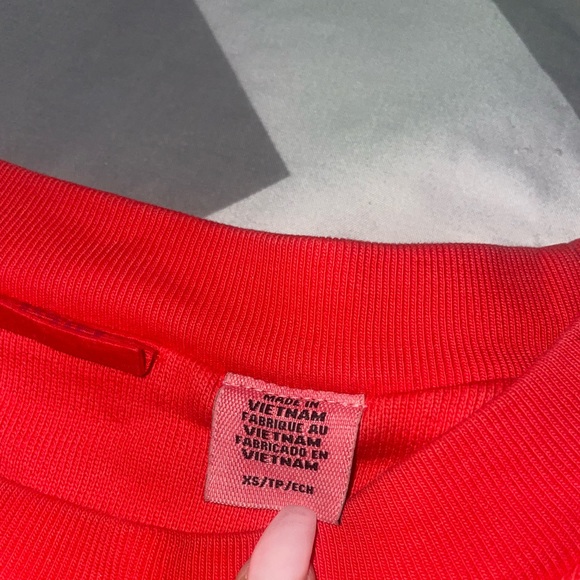 Levi’s Baggy Crewneck in Rose Red❤️‍🔥 - Picture 6 of 8